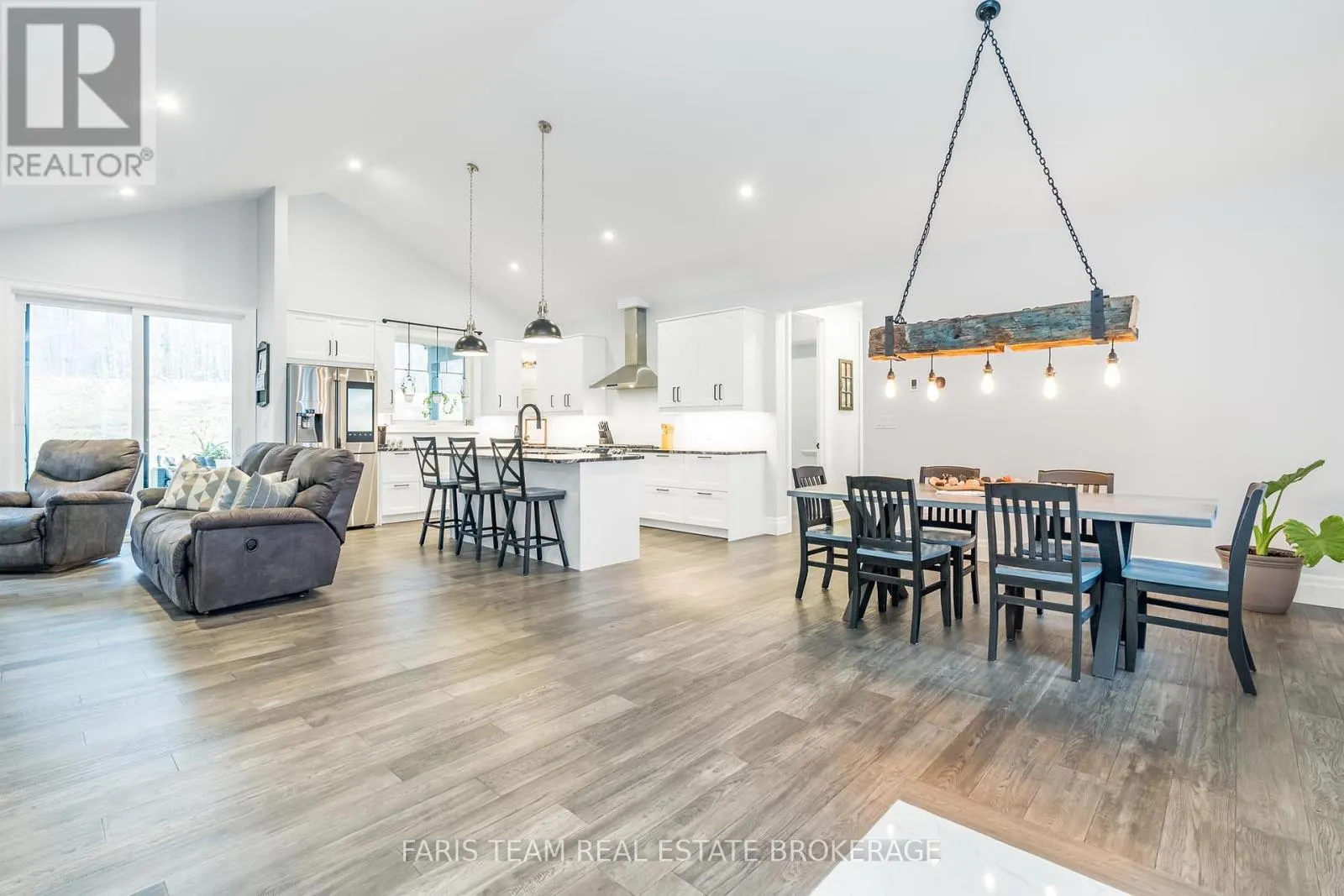 1532 CHAMPLAIN ROAD