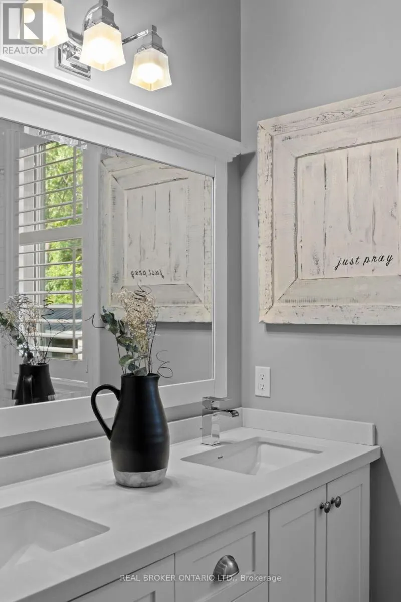 49 SYDENHAM TRAIL W
