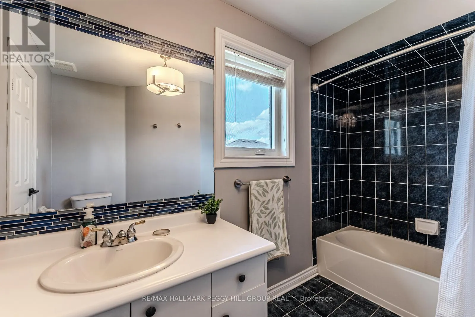 6 LAURELWOOD LANE