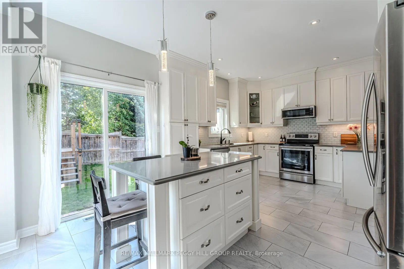 6 LAURELWOOD LANE