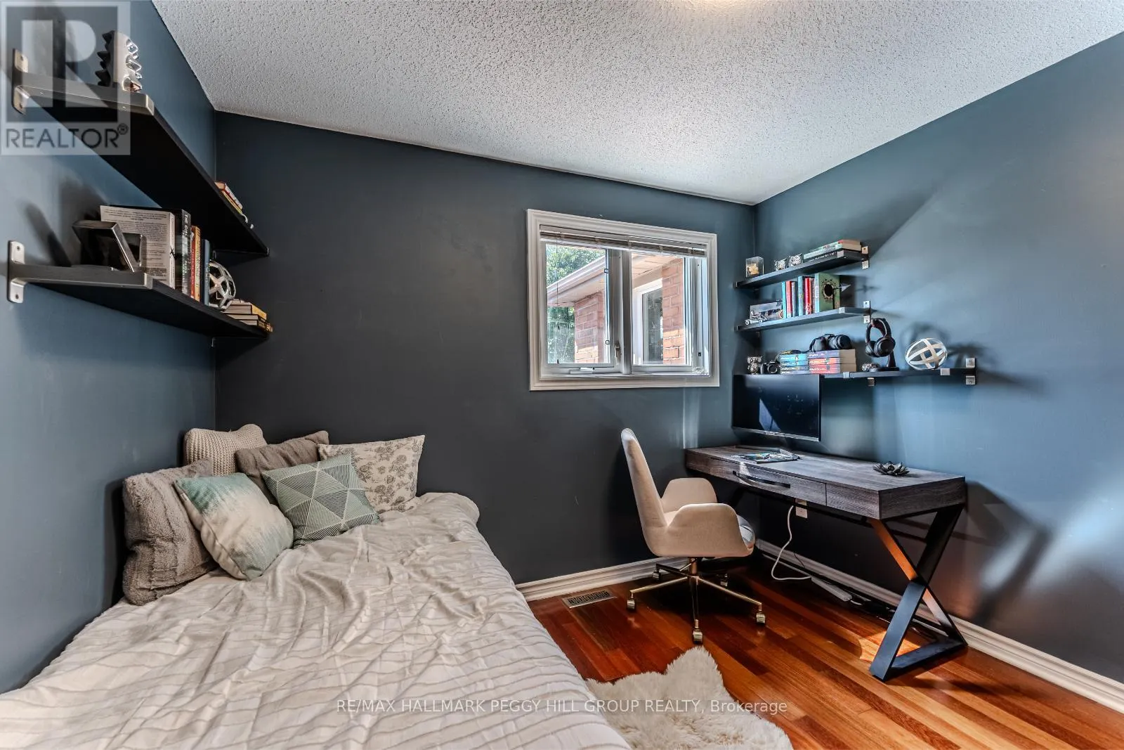 6 LAURELWOOD LANE