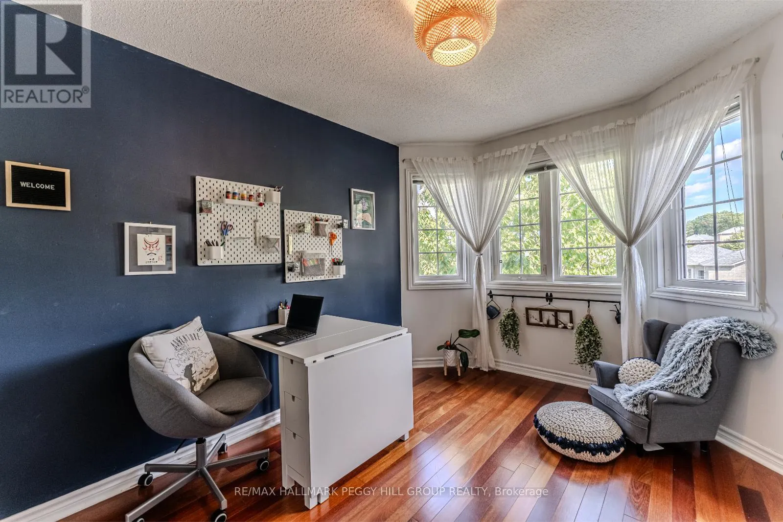 6 LAURELWOOD LANE