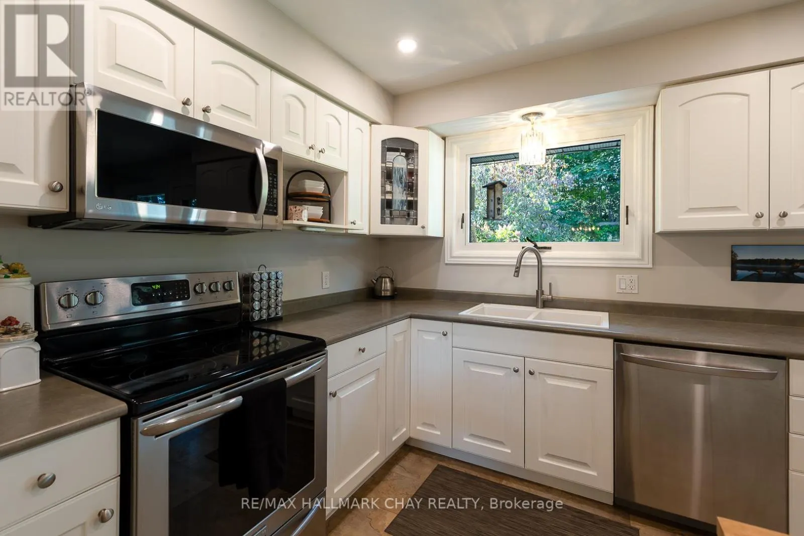 10 OTTAWAY AVENUE