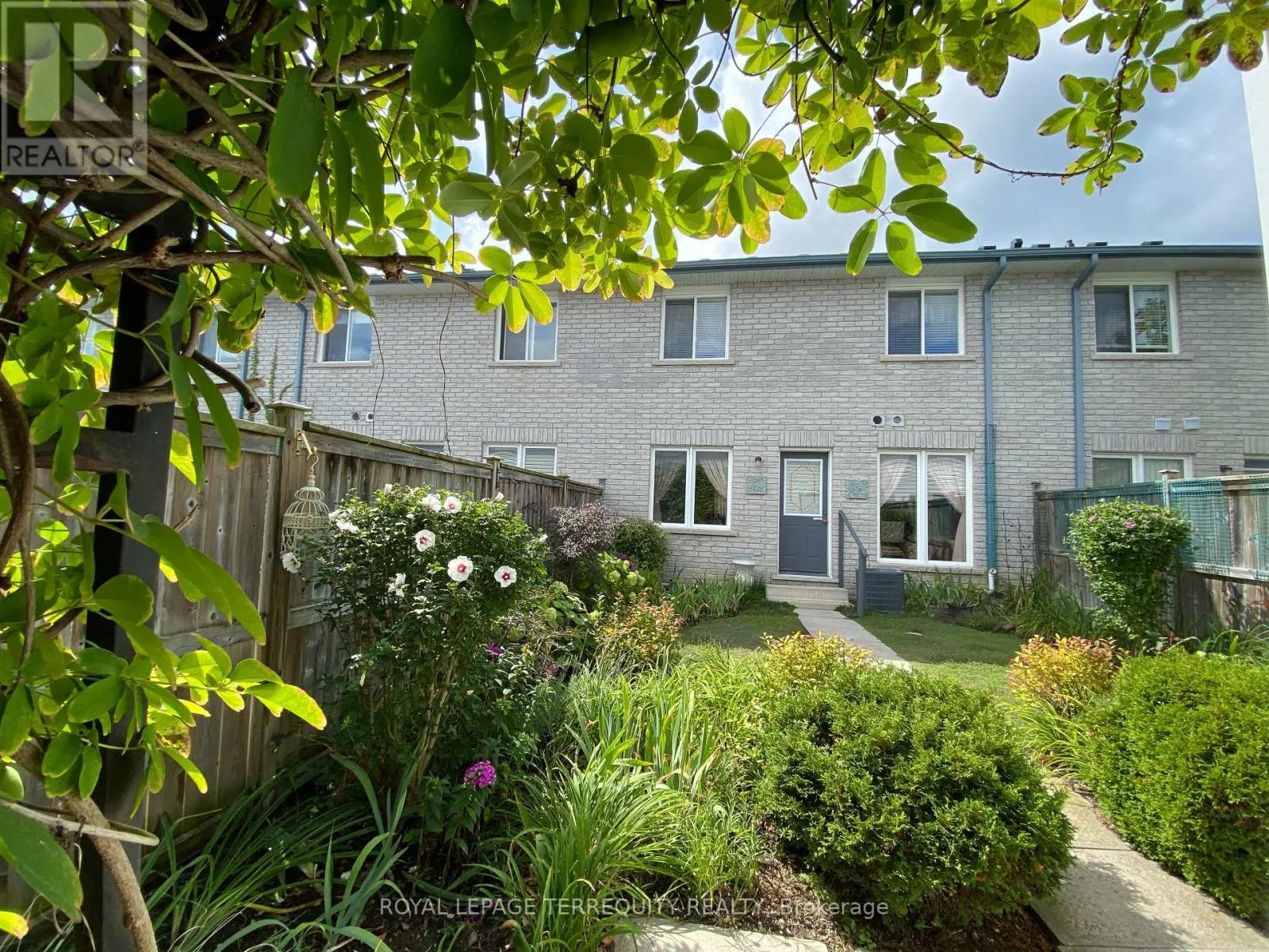 5 SILVER MAPLE CRESCENT