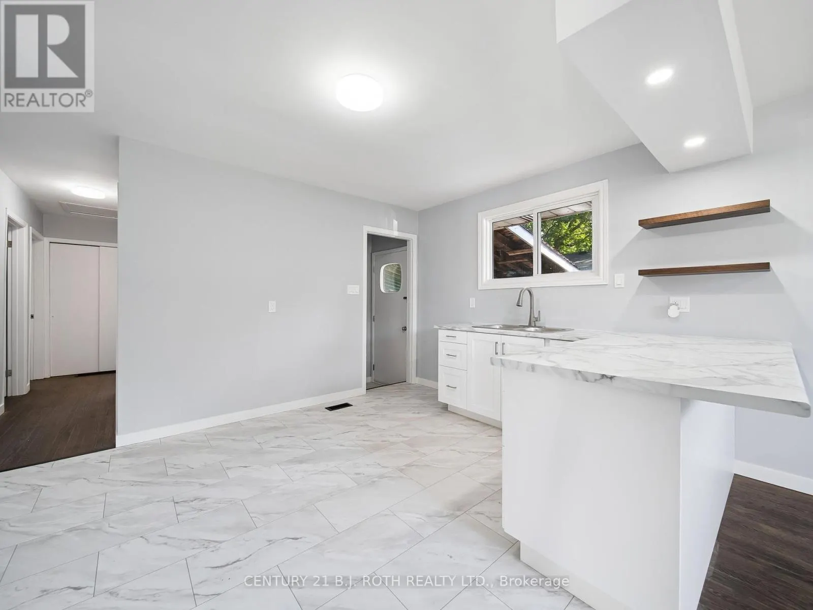 138 SIMCOE STREET