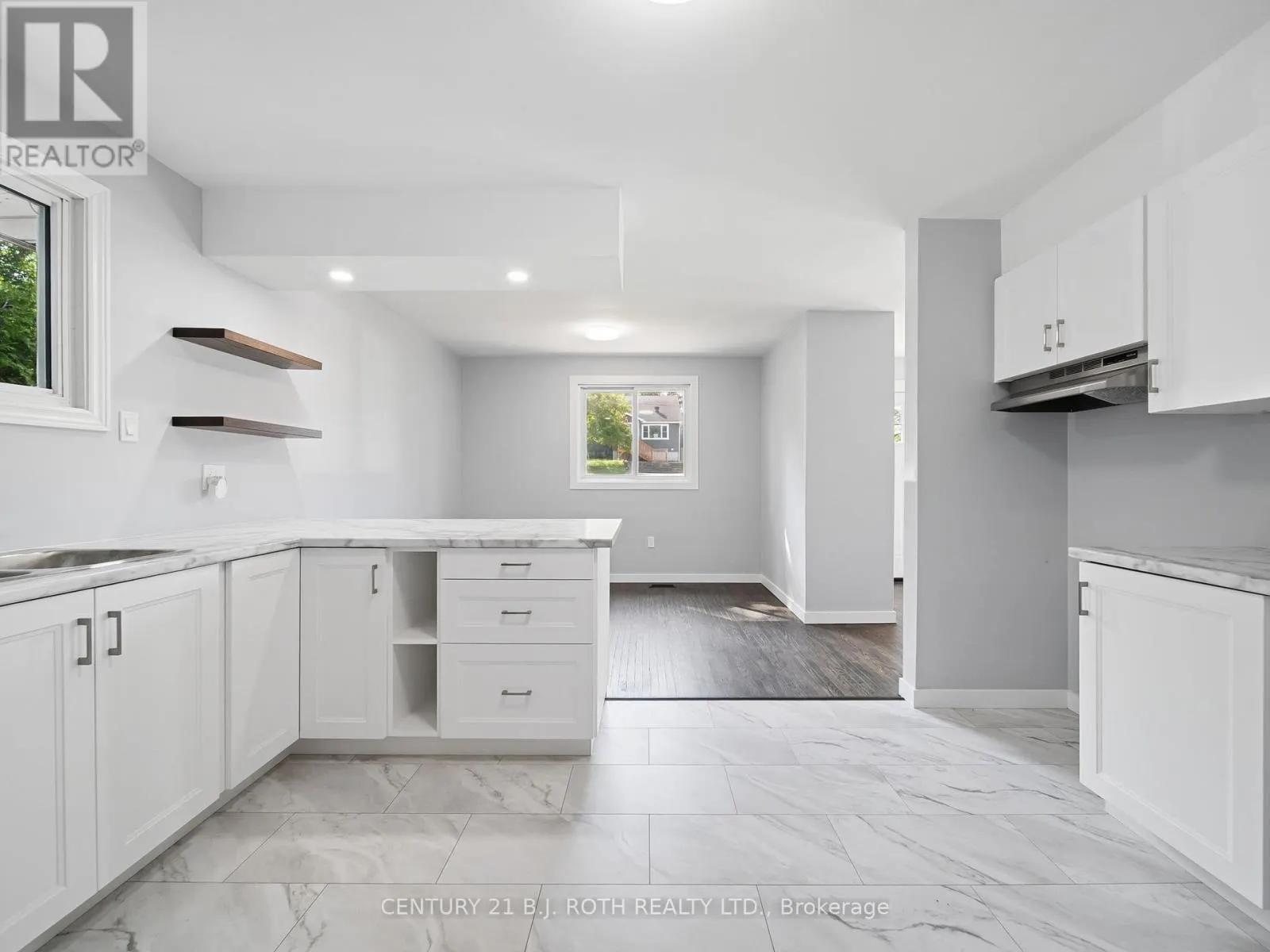 138 SIMCOE STREET