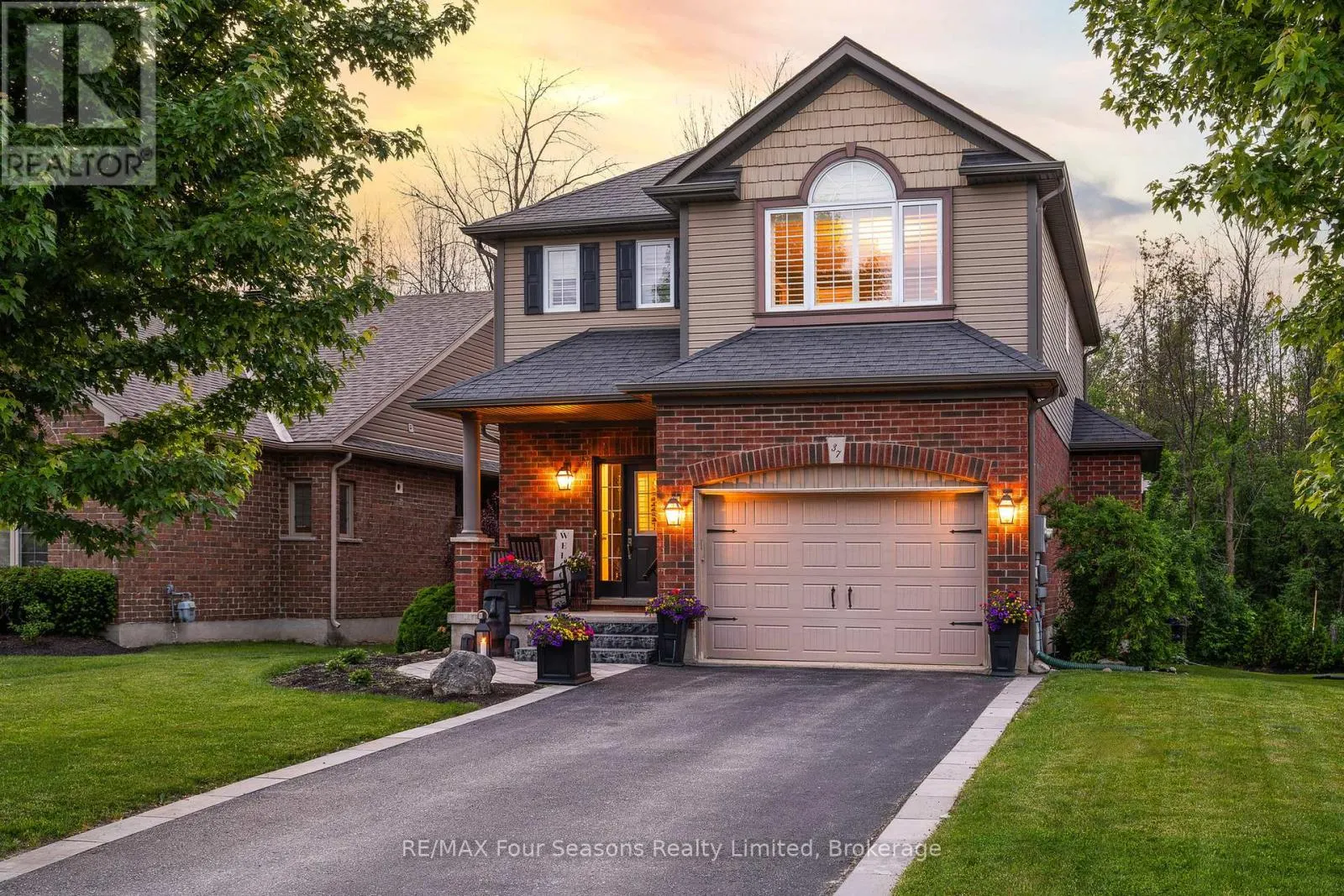 37 CHAMBERLAIN CRESCENT
