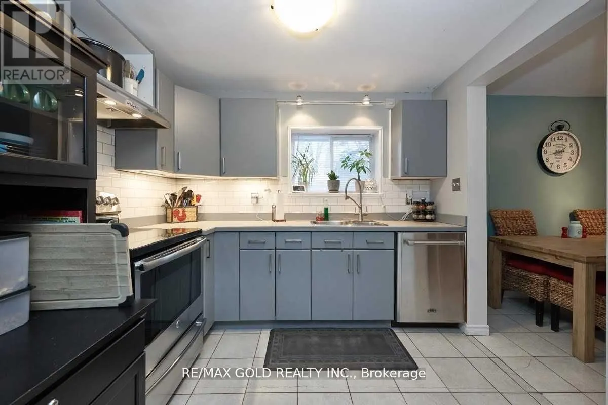 89 SIMCOE STREET