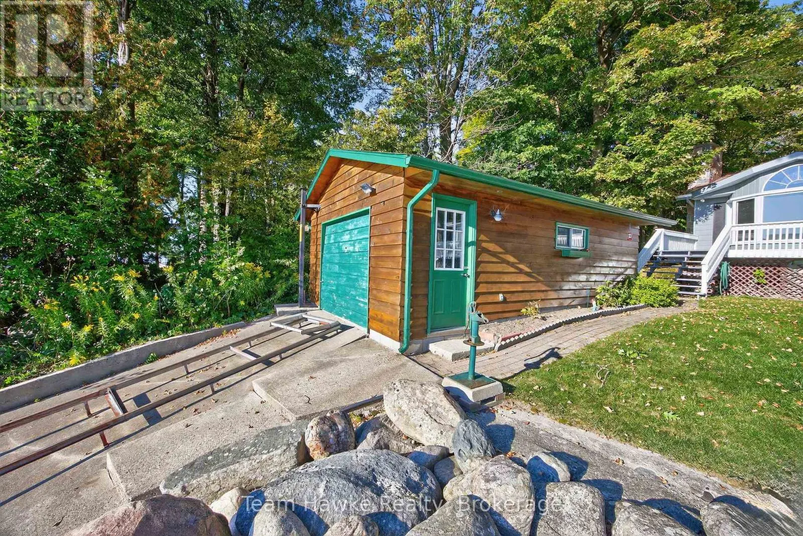 2082 TINY BEACHES ROAD N