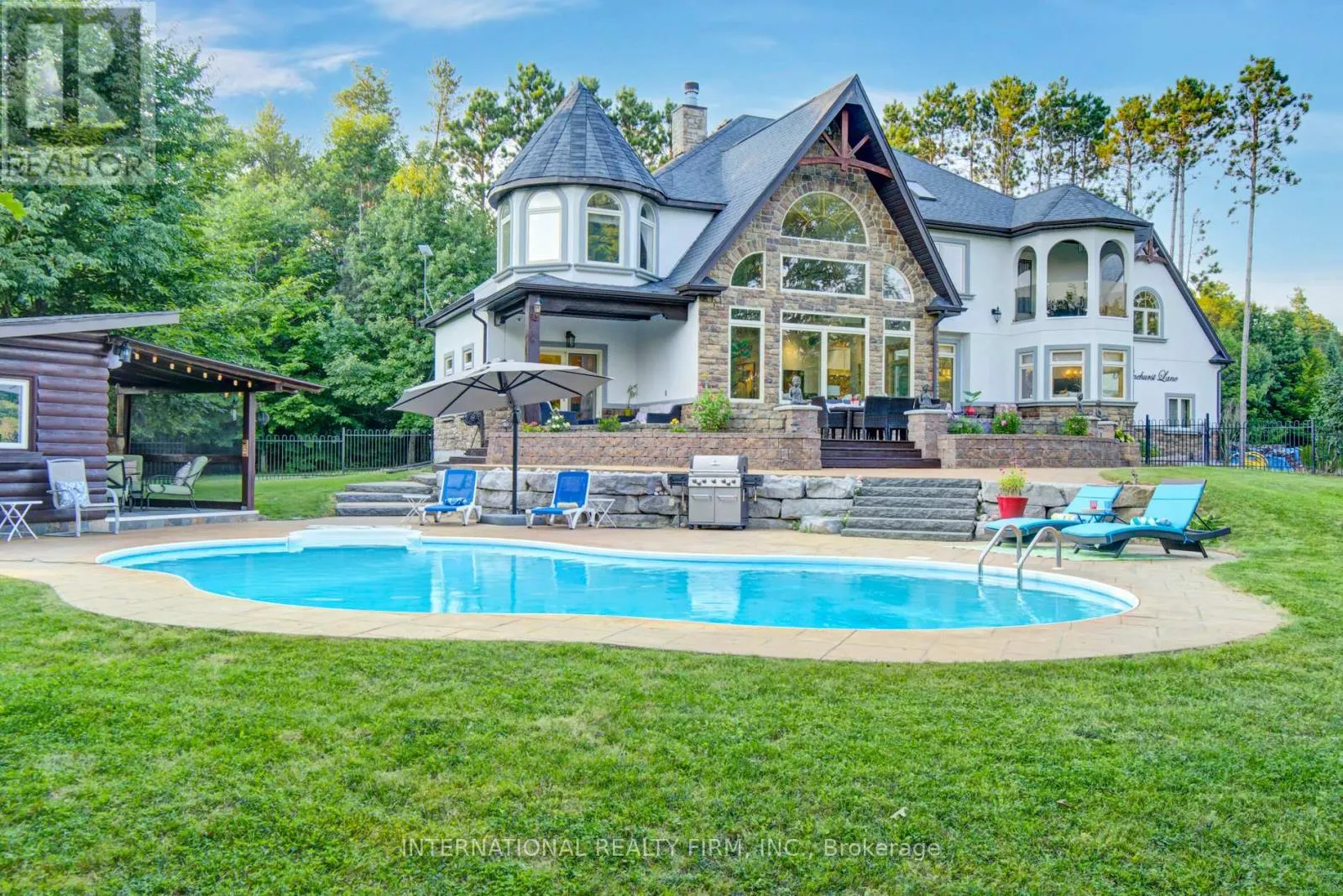6 PINEHURST LANE
