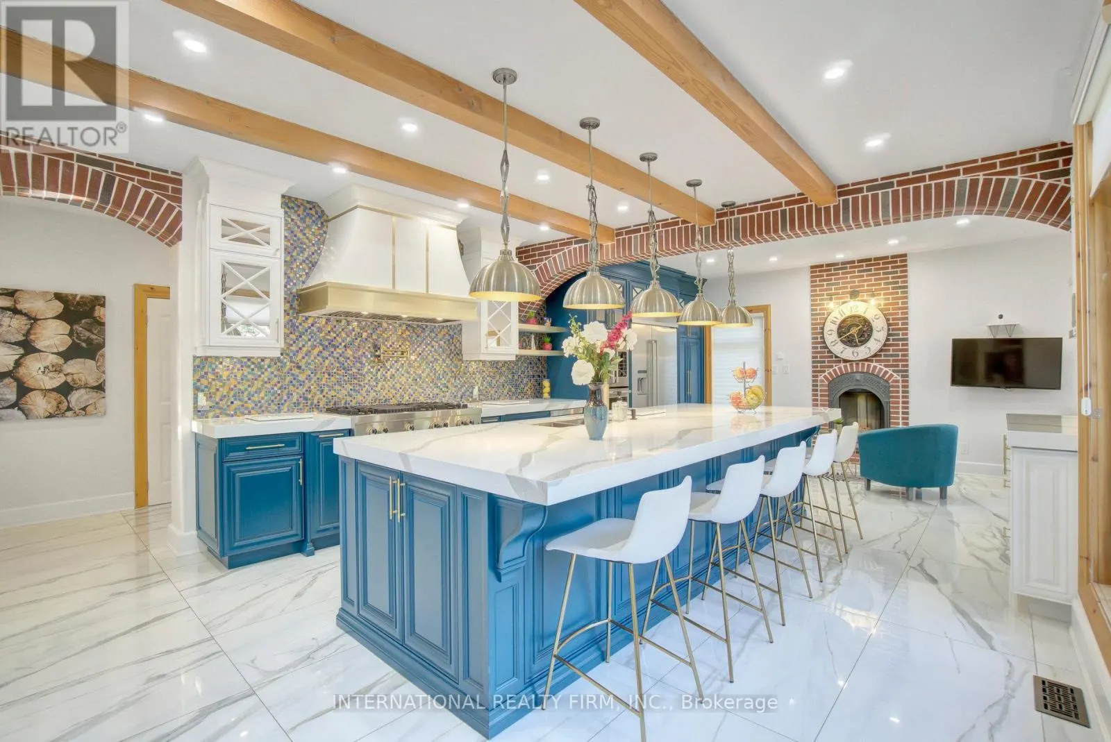 6 PINEHURST LANE