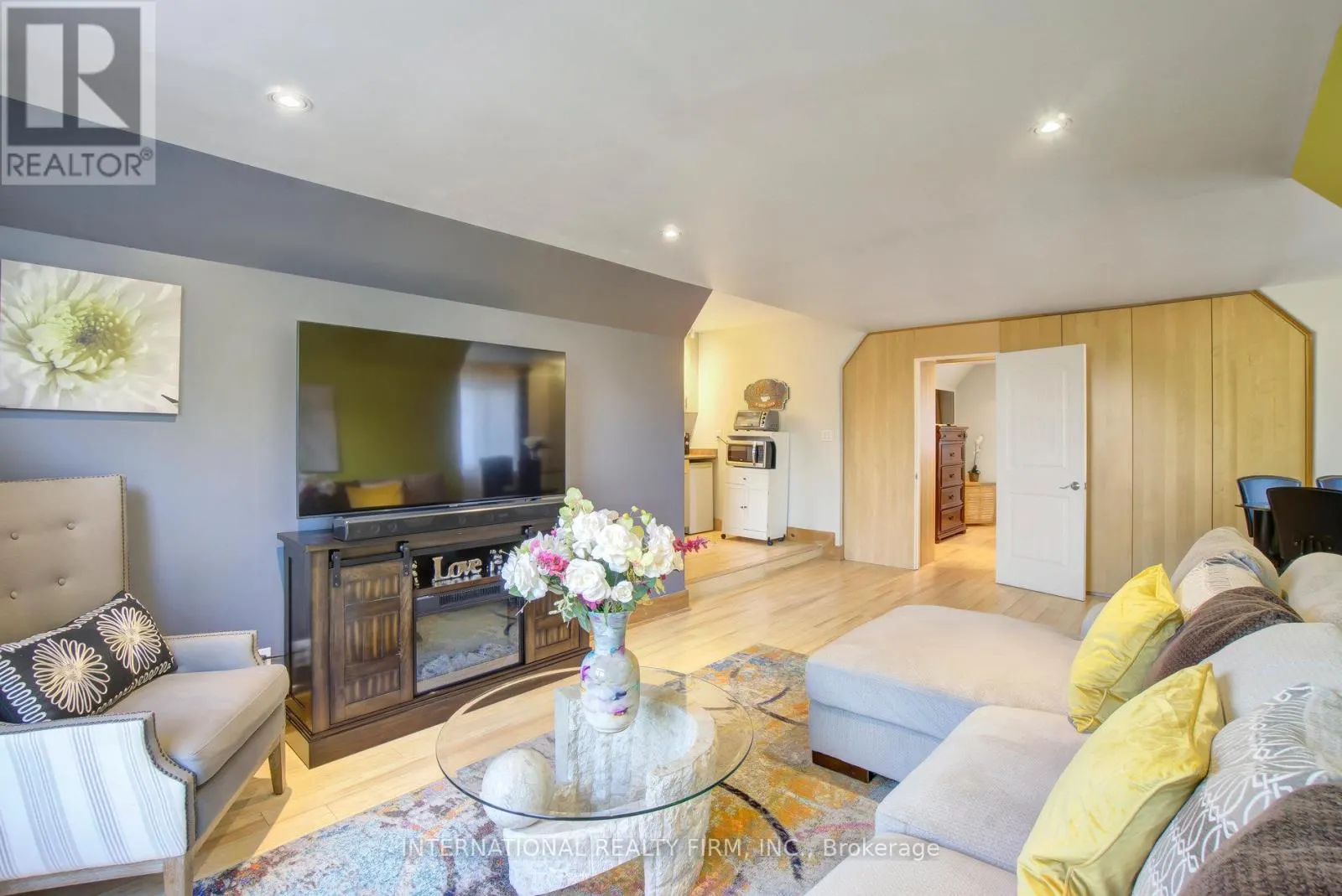 6 PINEHURST LANE