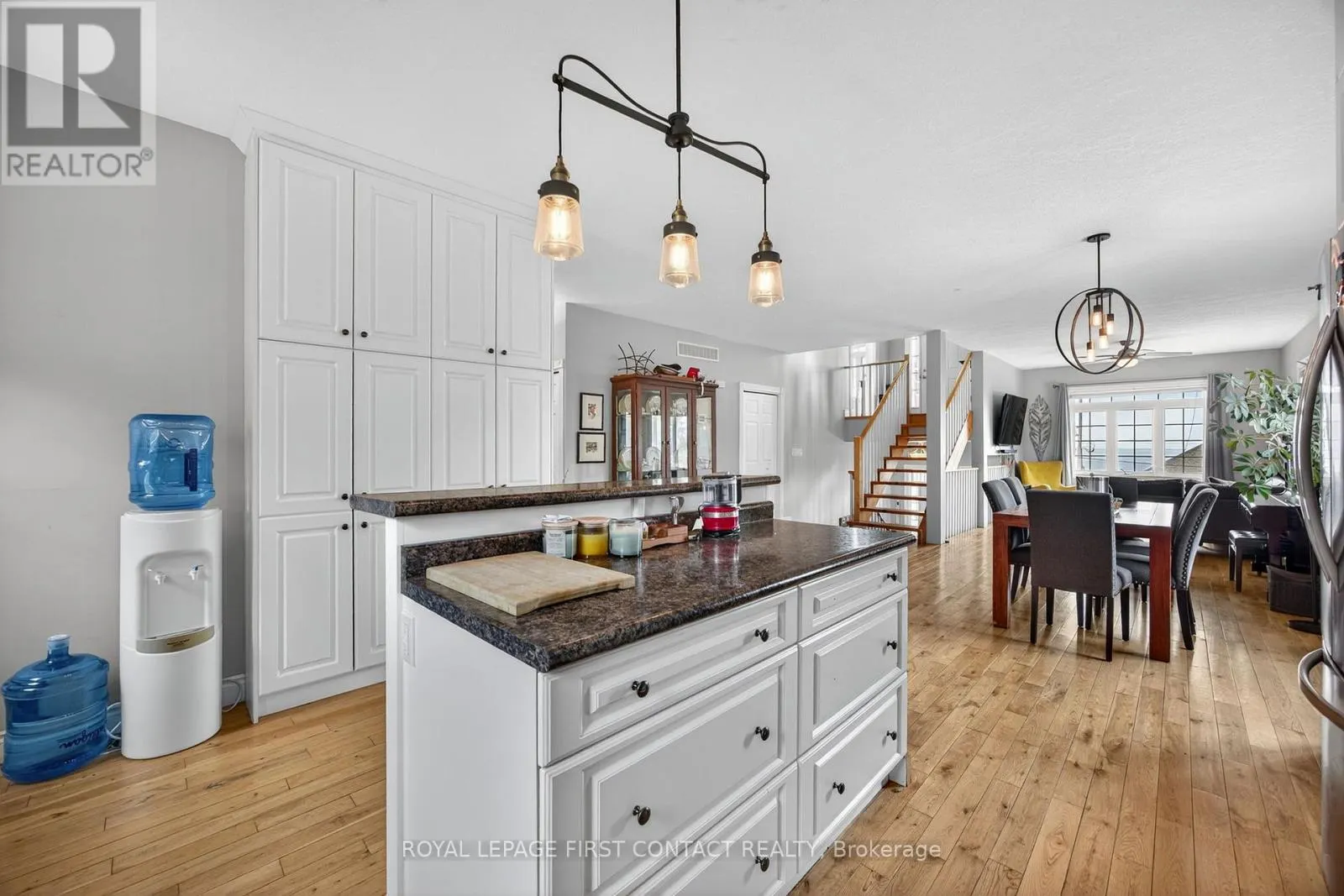2258 LAKESHORE ROAD E