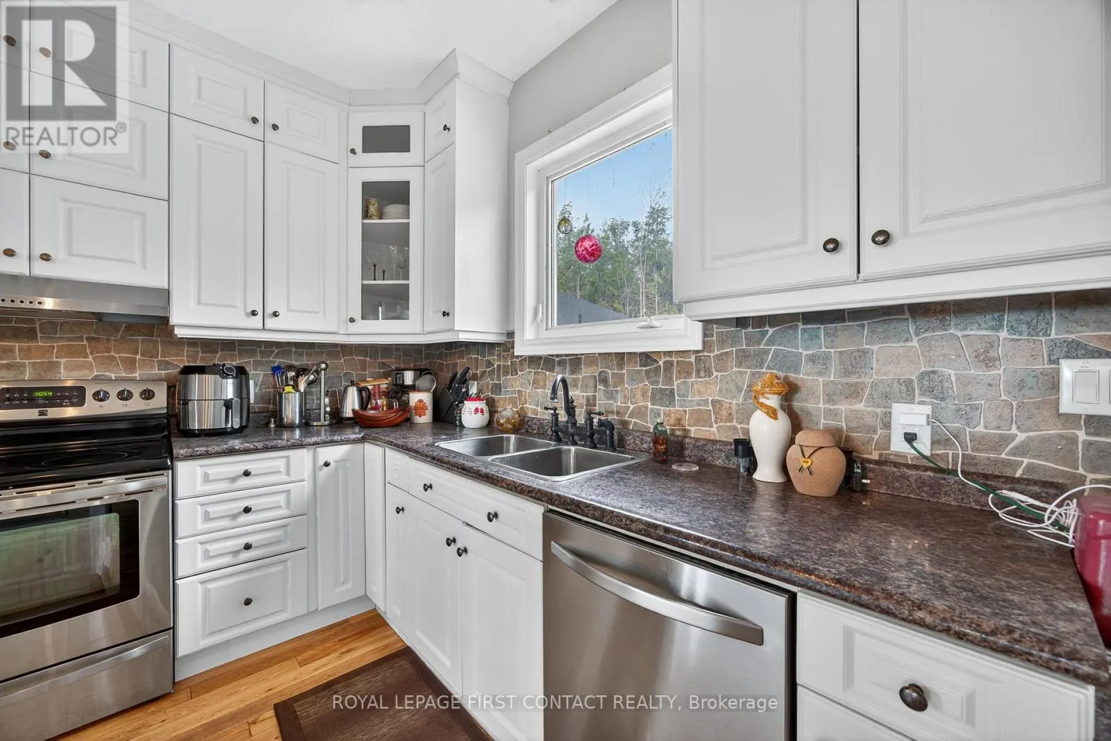 2258 LAKESHORE ROAD E