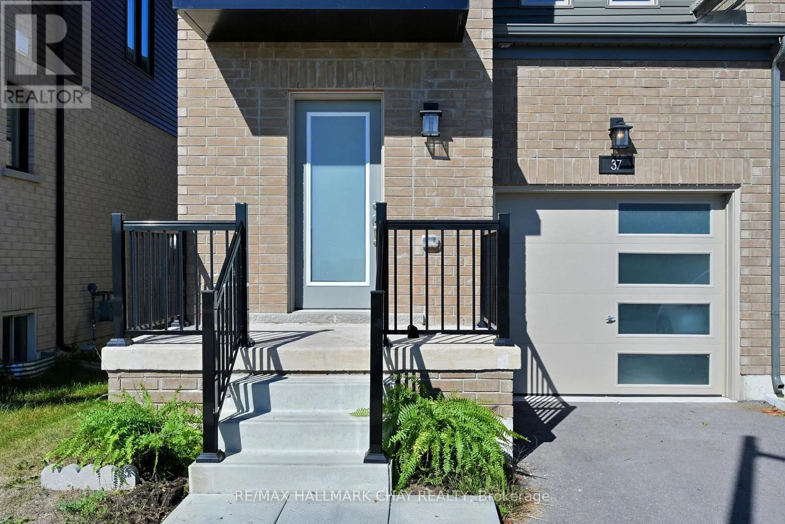 37 TURNBERRY LANE