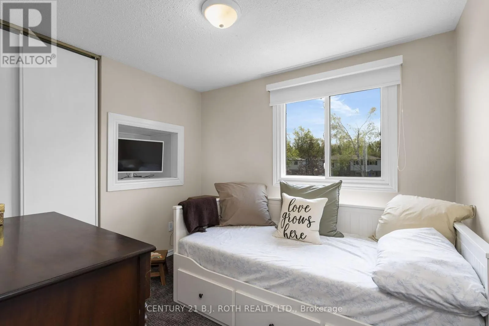 20 CHIPPAWA COURT