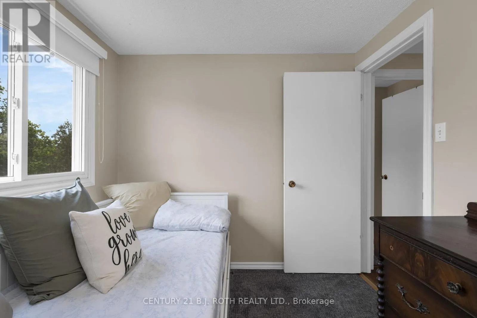 20 CHIPPAWA COURT