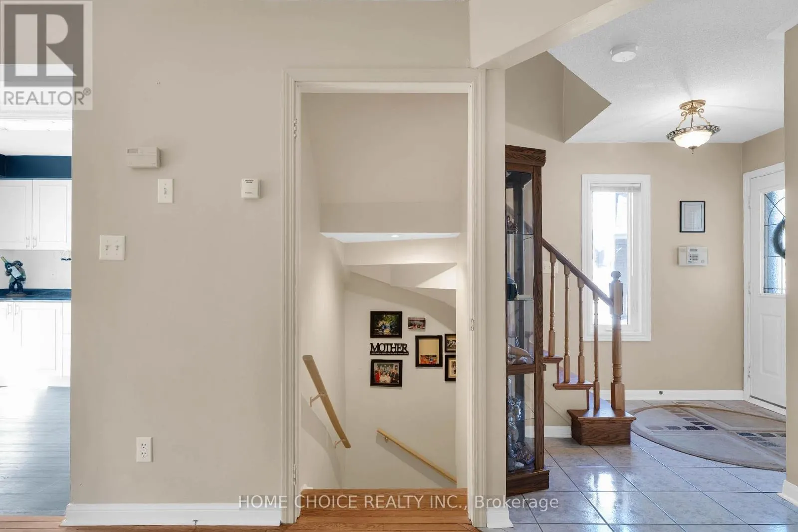 40 AIKENS CRESCENT