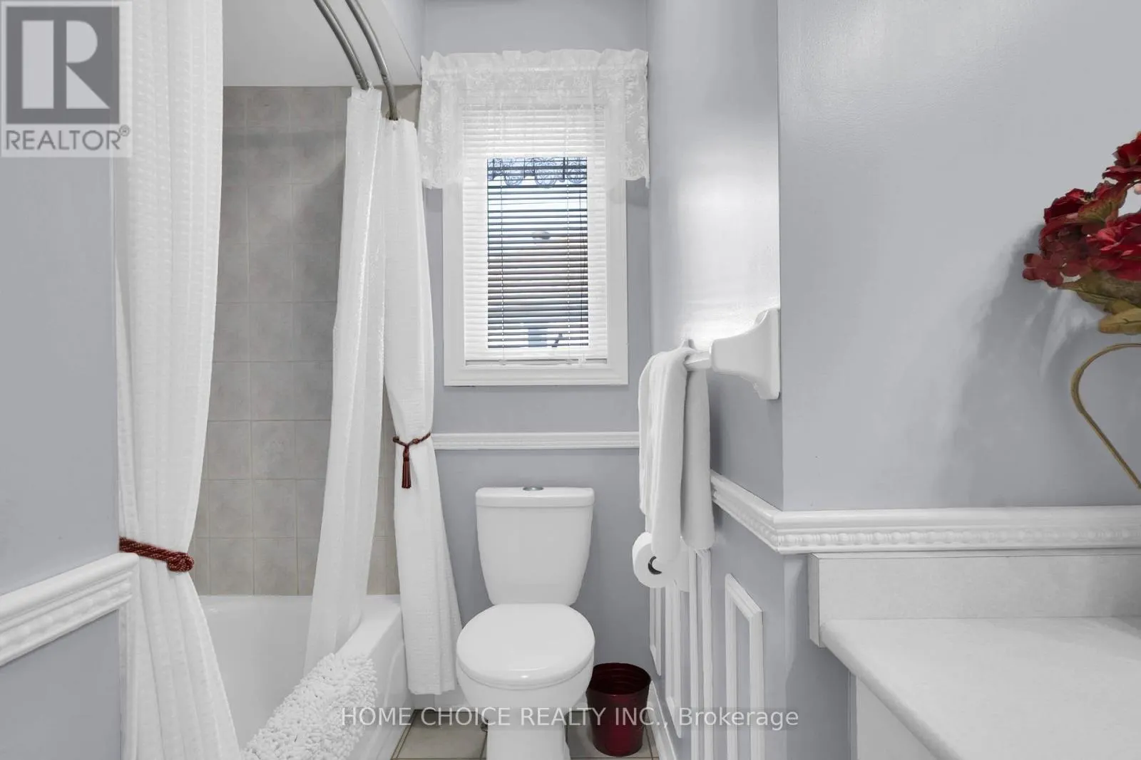40 AIKENS CRESCENT