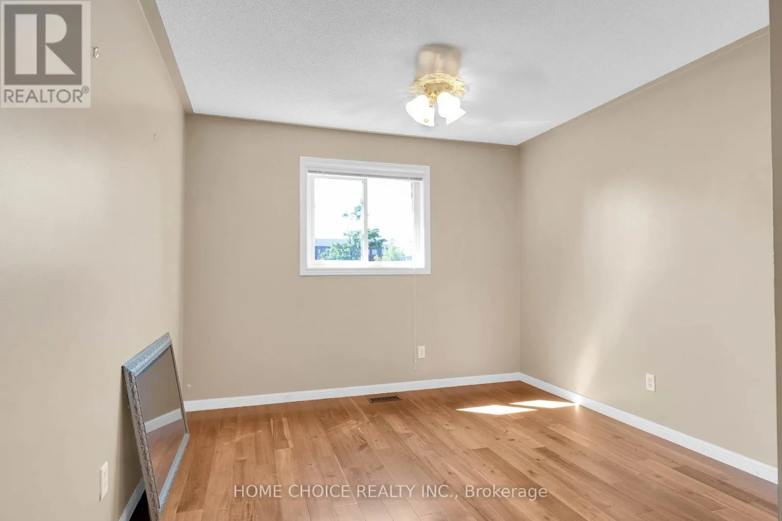 40 AIKENS CRESCENT