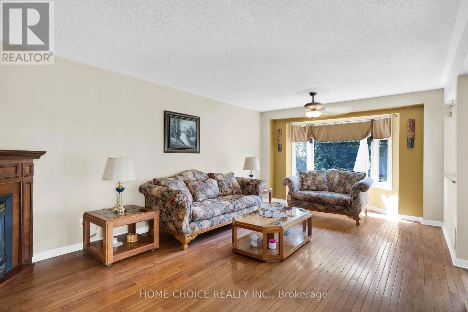 40 AIKENS CRESCENT