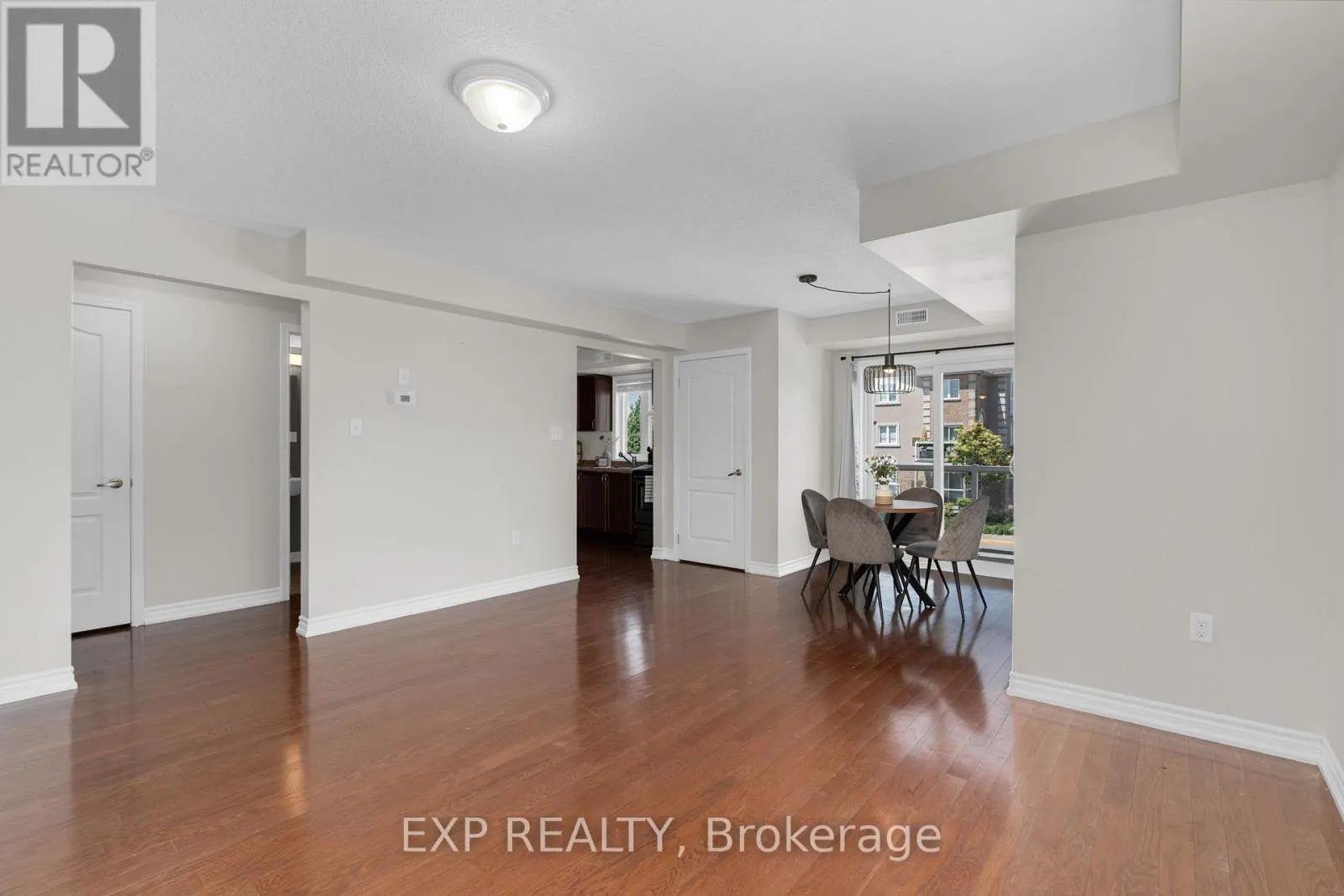 3 - 135 SYDENHAM WELLS