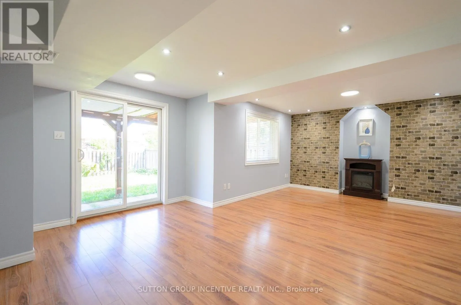 5 BROWN WOOD DRIVE