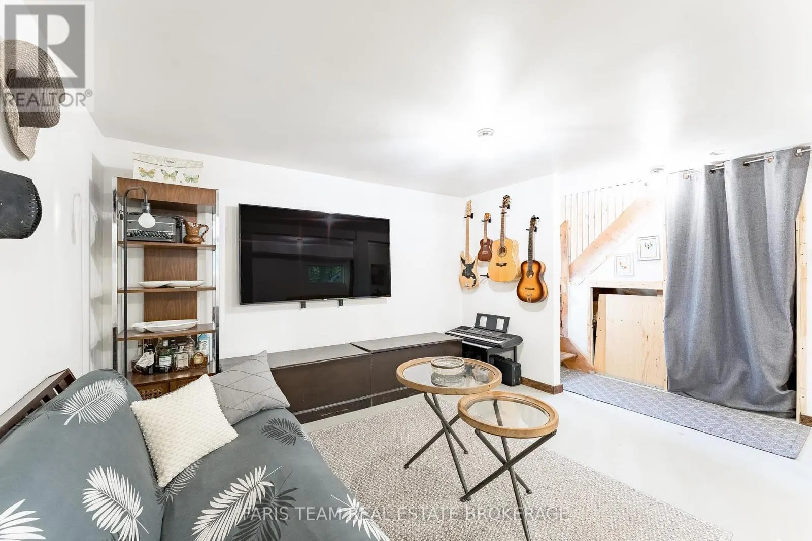 43 MANITOU CRESCENT