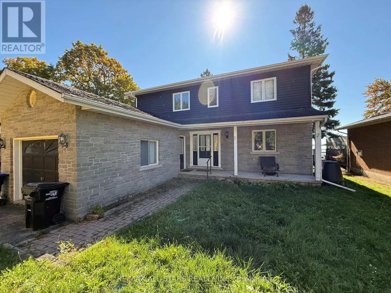 UPPER LEVEL - 2999 LAKESIDE DRIVE