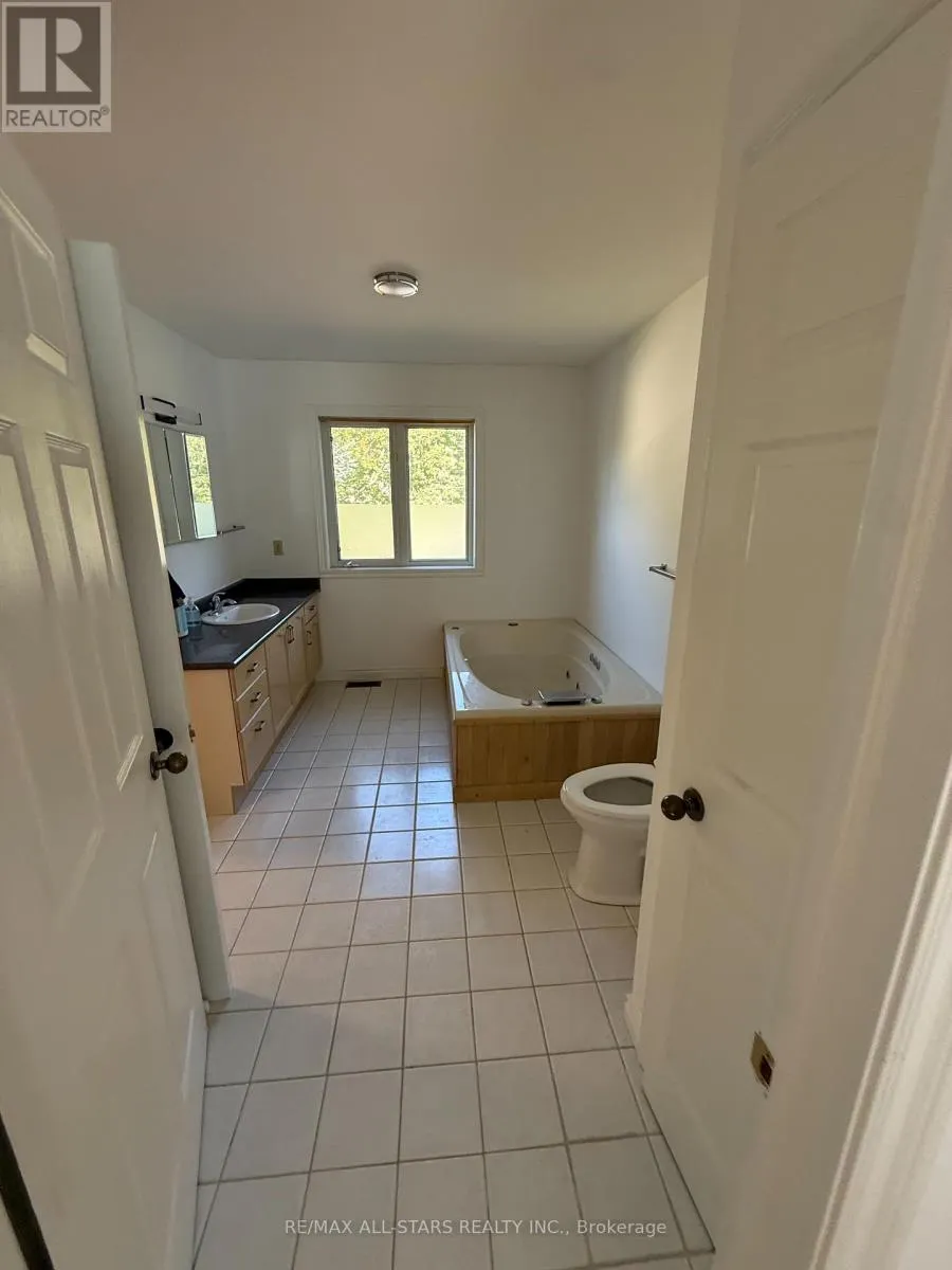 UPPER LEVEL - 2999 LAKESIDE DRIVE