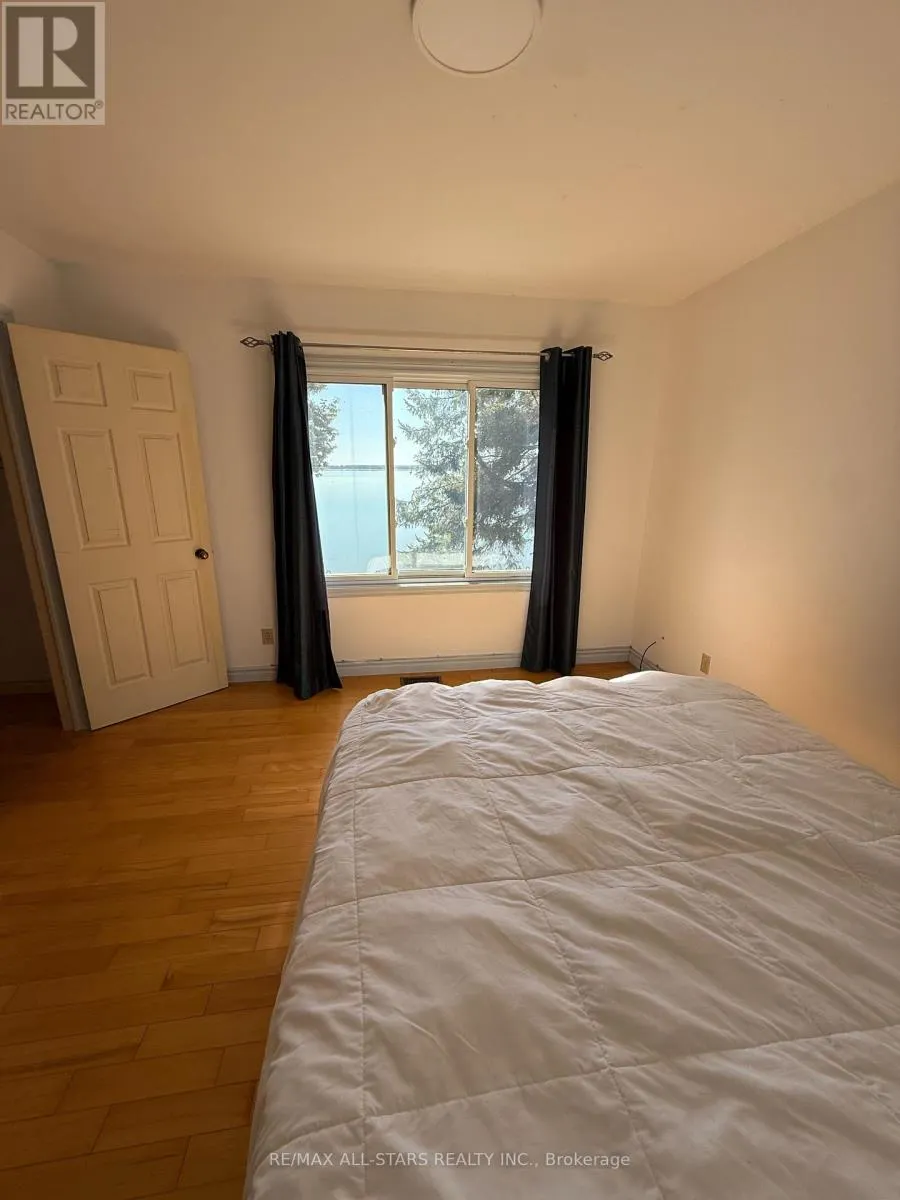 UPPER LEVEL - 2999 LAKESIDE DRIVE