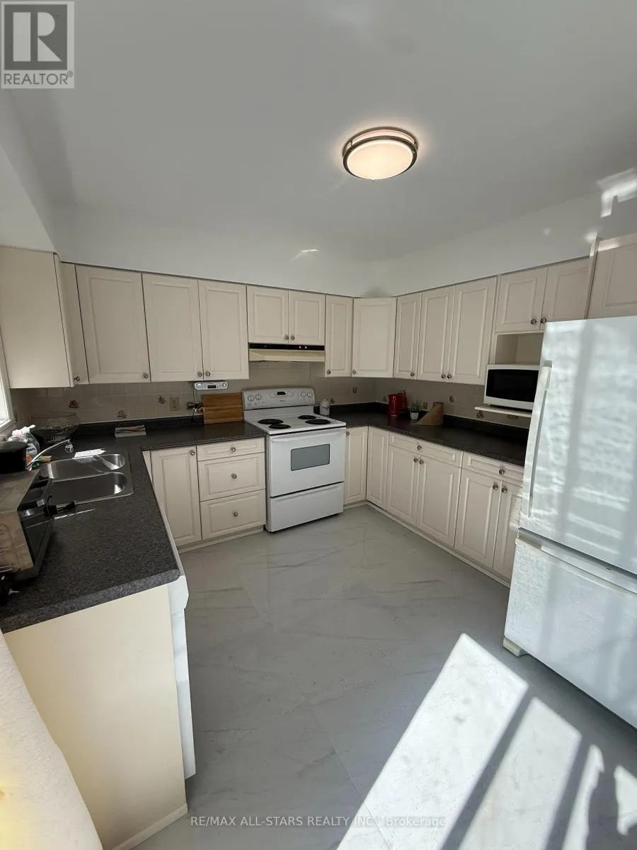 UPPER LEVEL - 2999 LAKESIDE DRIVE