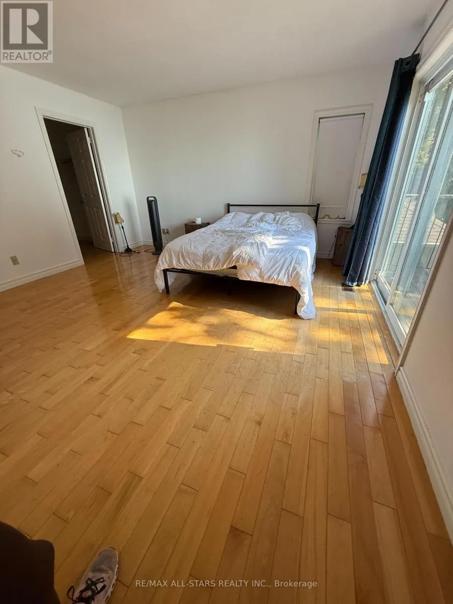 UPPER LEVEL - 2999 LAKESIDE DRIVE