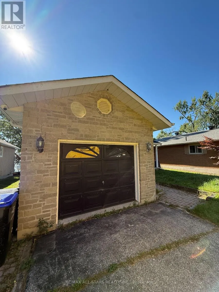 UPPER LEVEL - 2999 LAKESIDE DRIVE