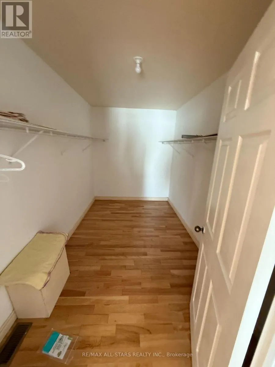 UPPER LEVEL - 2999 LAKESIDE DRIVE