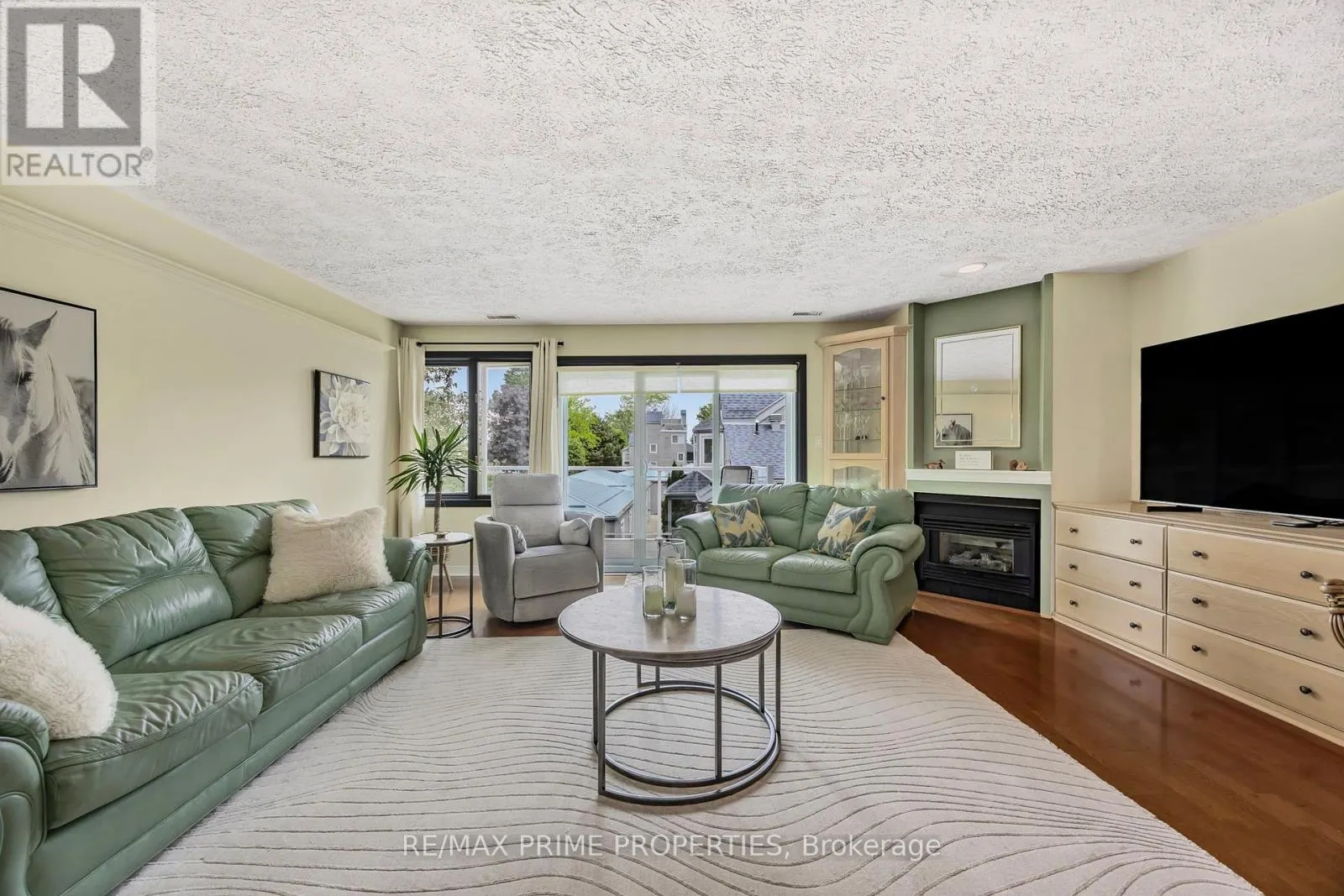 201 - 585 ATHERLEY ROAD