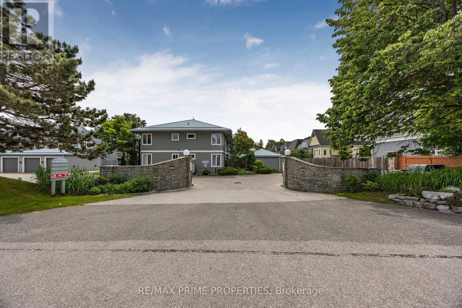 201 - 585 ATHERLEY ROAD