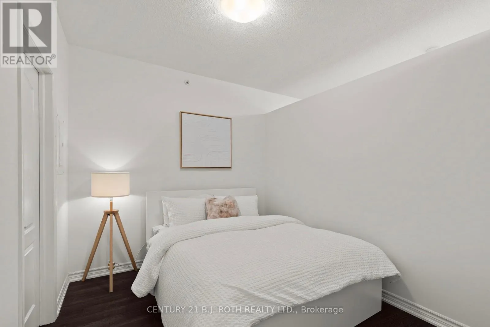 204 - 40 FERNDALE DRIVE S