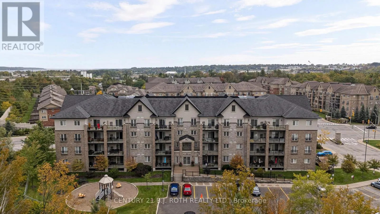 204 - 40 FERNDALE DRIVE S