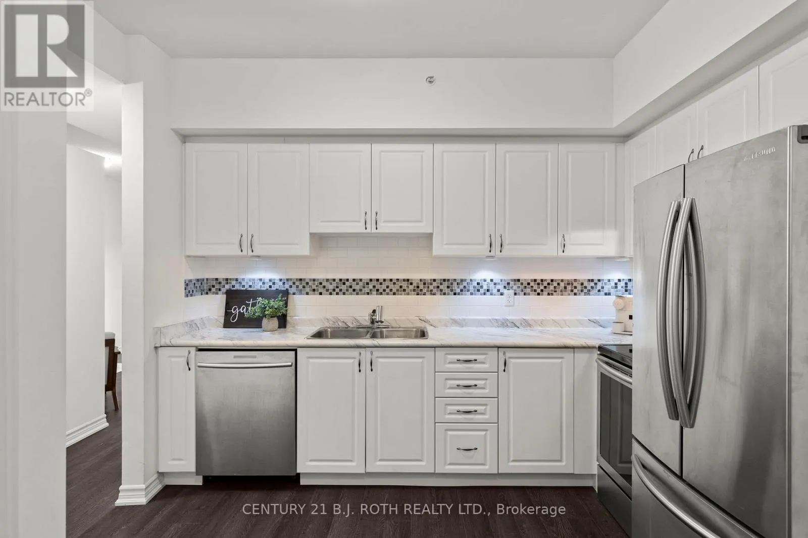204 - 40 FERNDALE DRIVE S