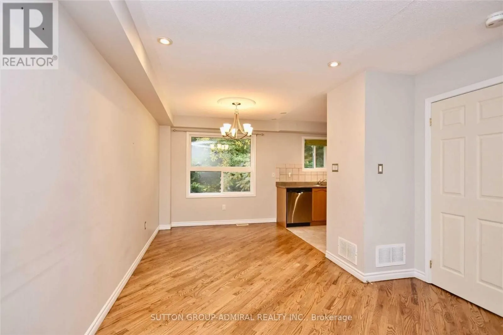 UPPER - 70 HAWTHORNE CRESCENT