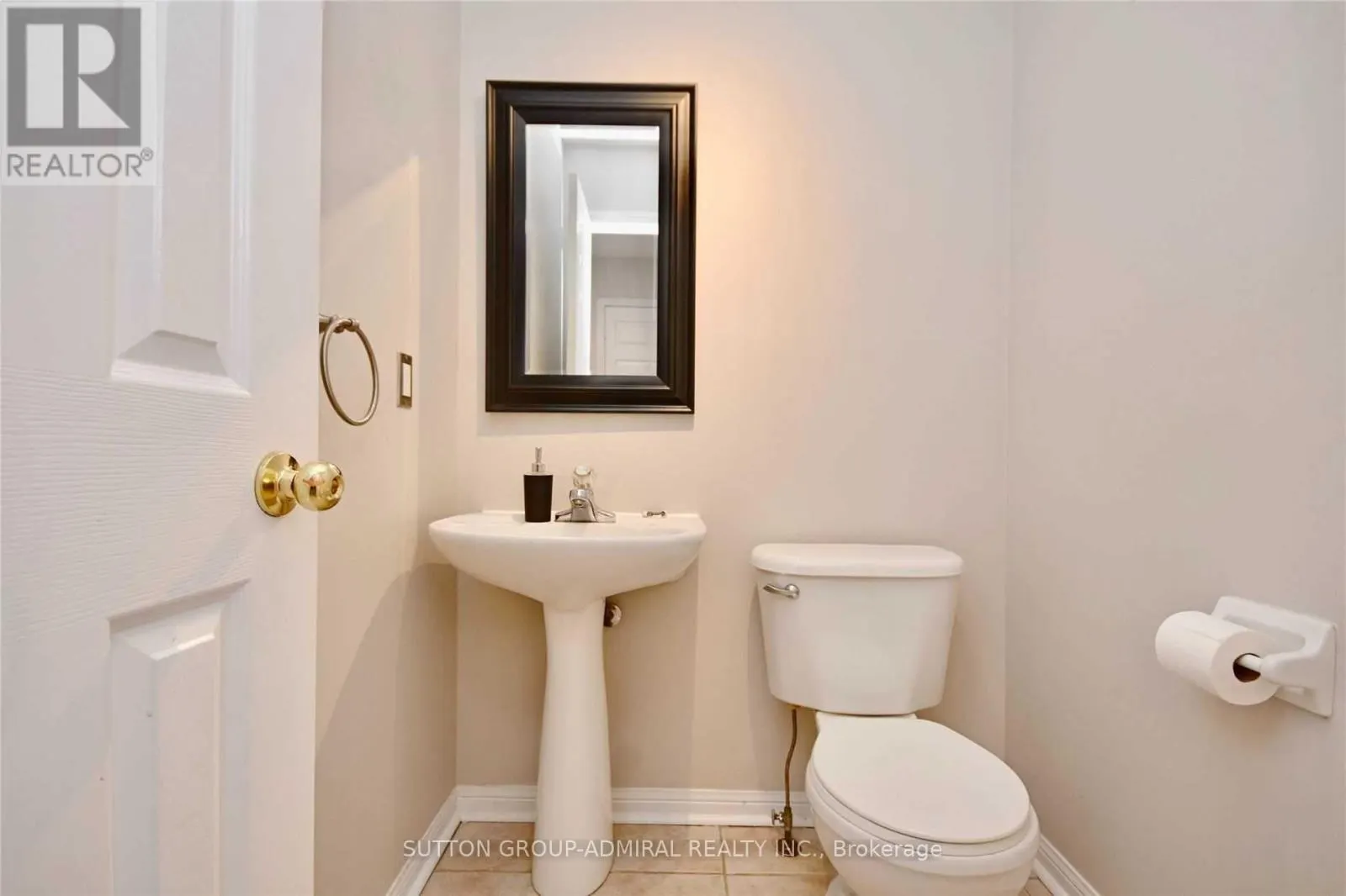 UPPER - 70 HAWTHORNE CRESCENT