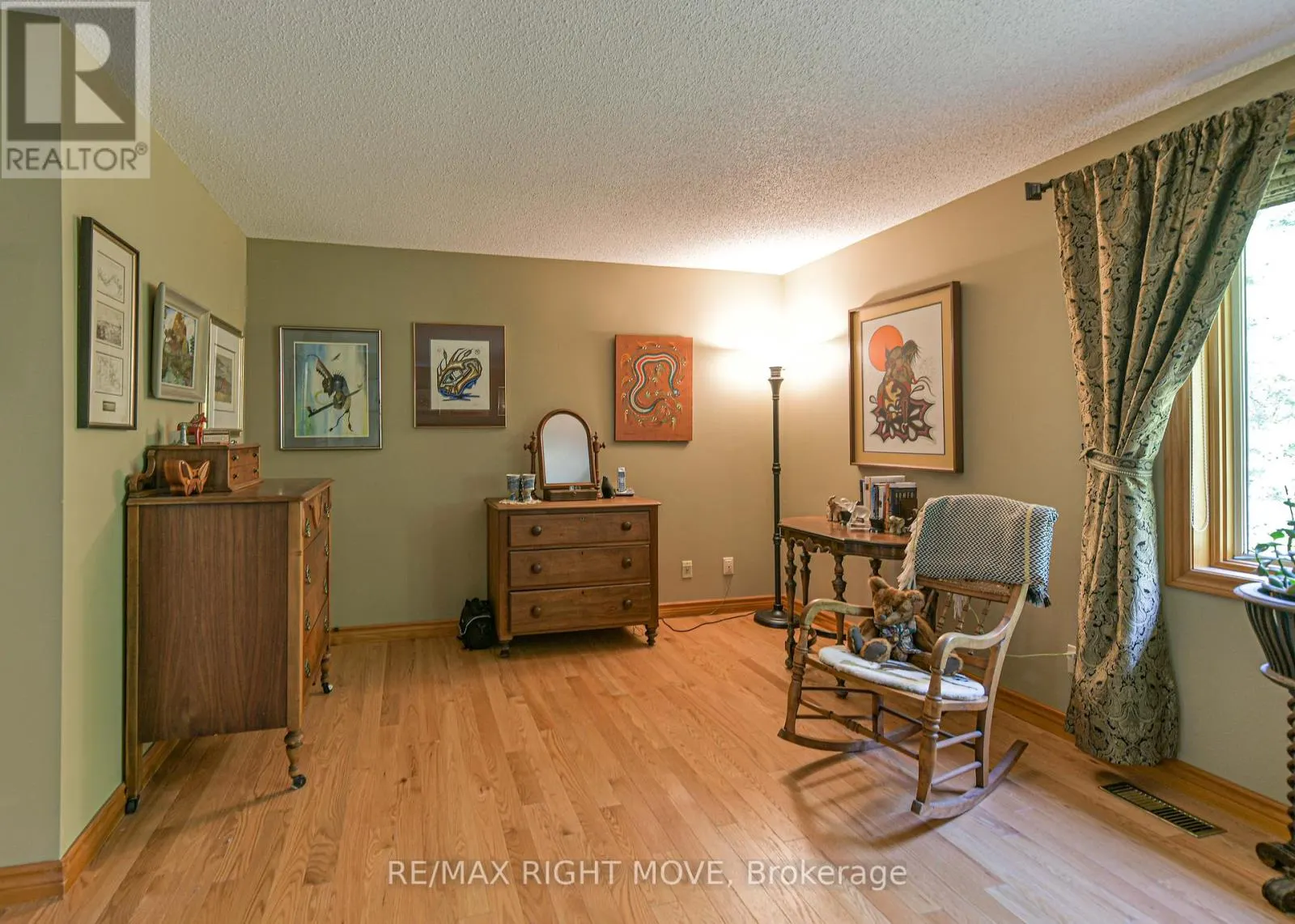 1892 CARRIAGE COURT