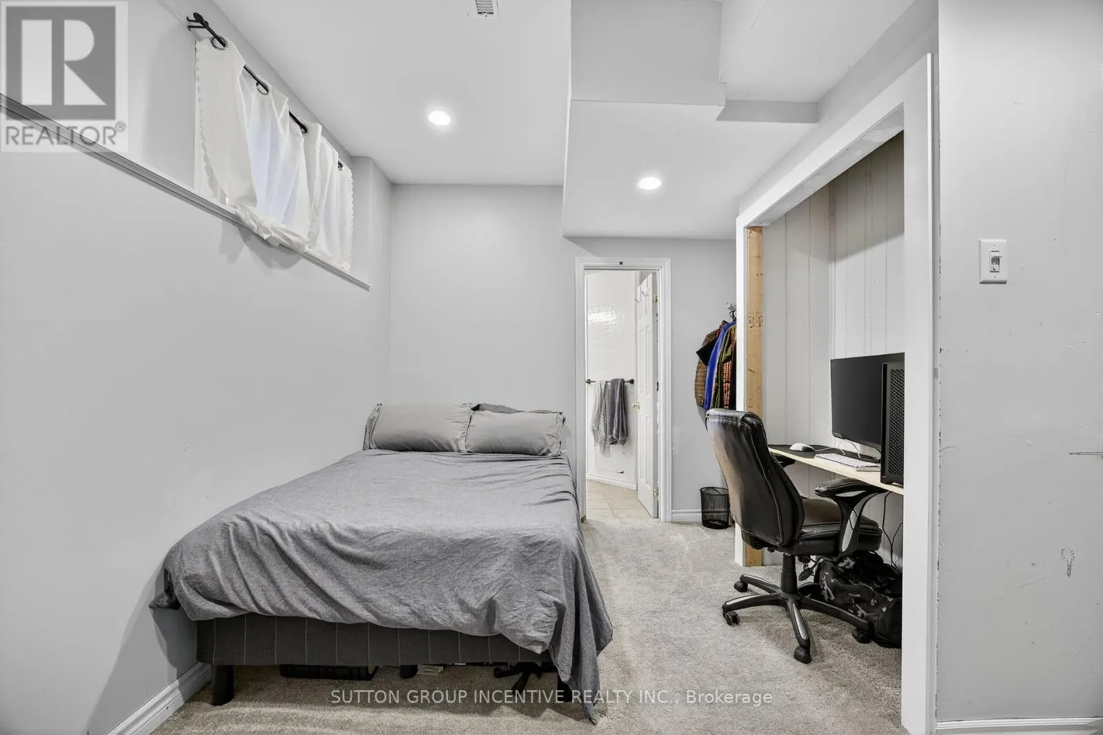 4 DUNNETT DRIVE