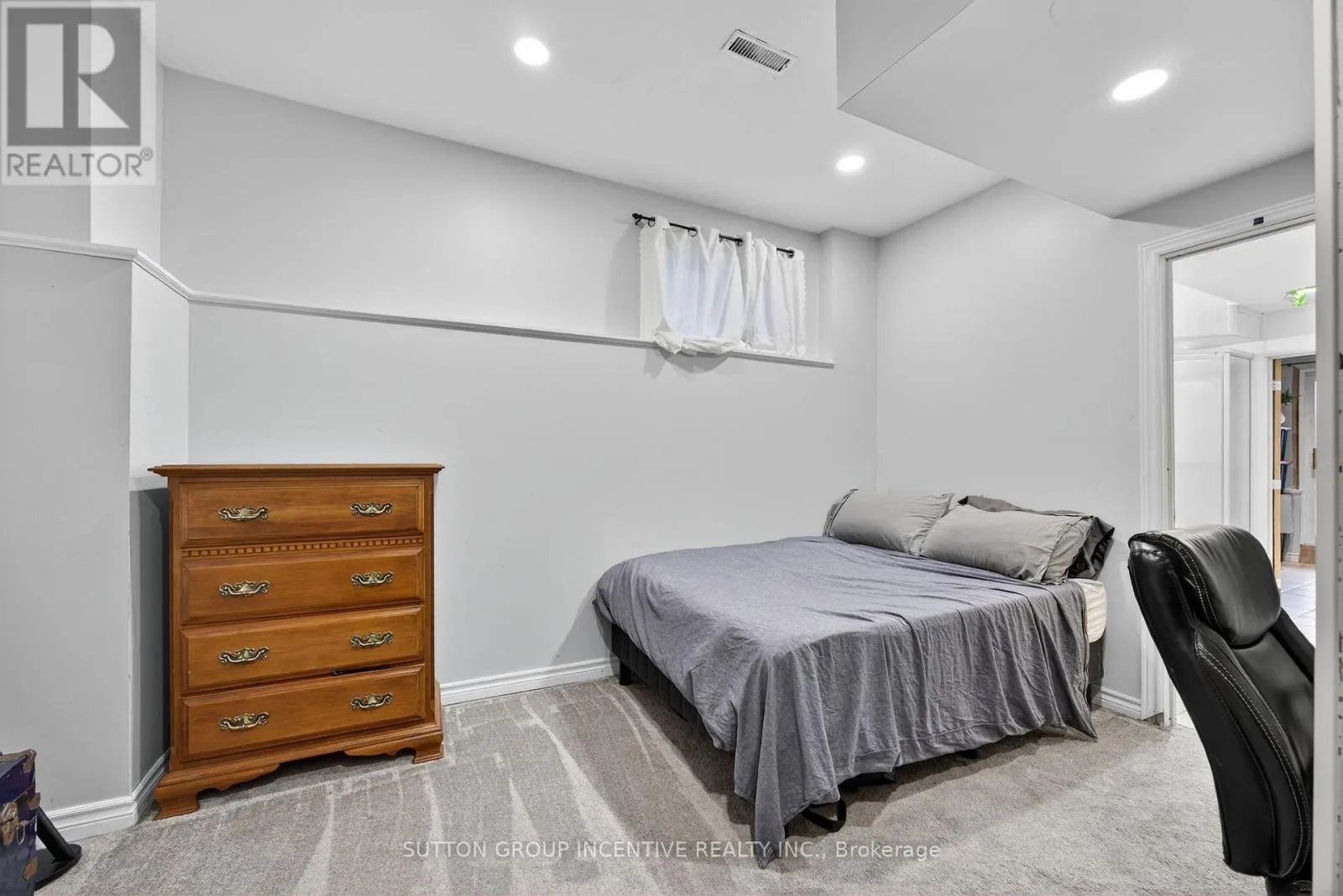 4 DUNNETT DRIVE