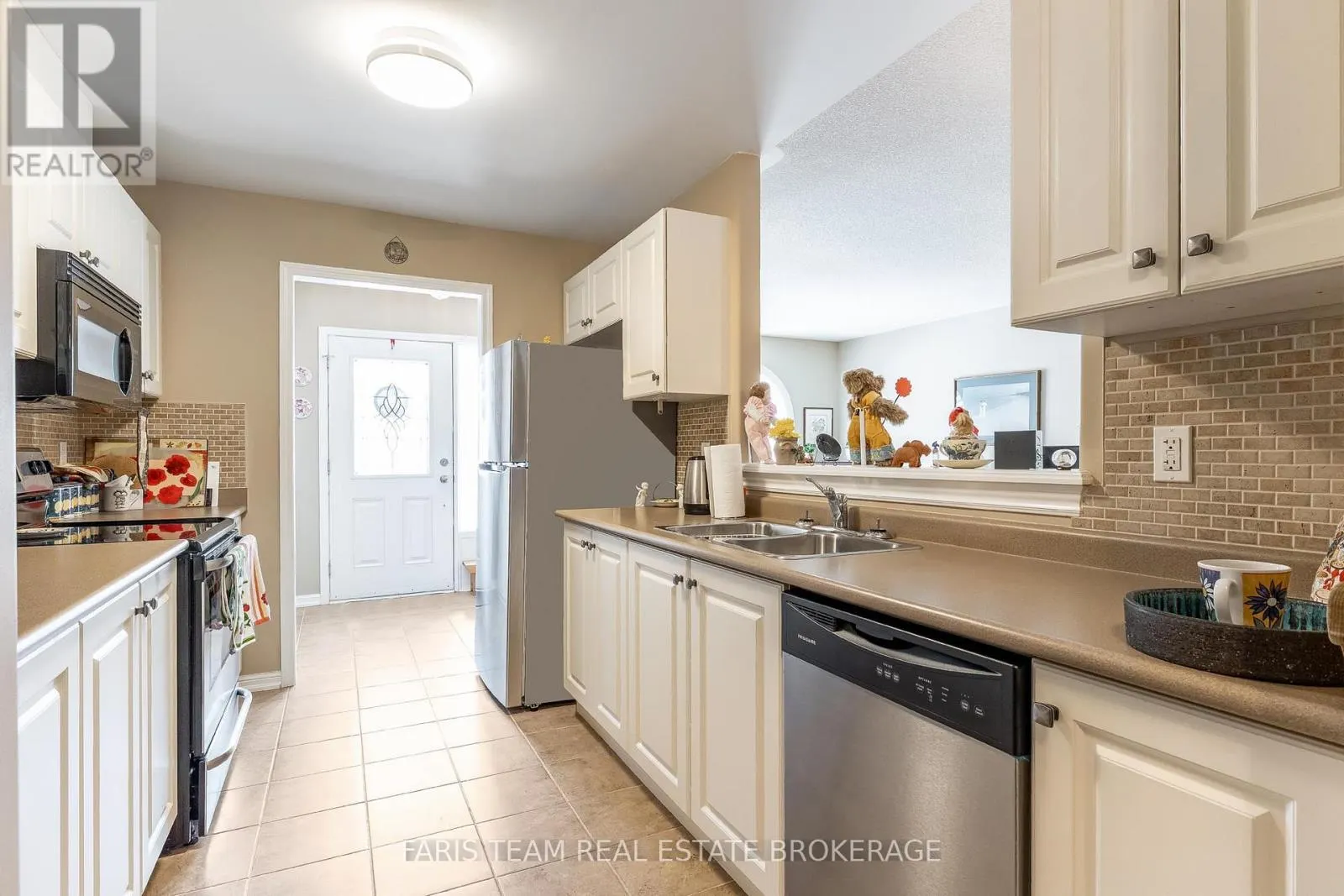 18 - 318 LITTLE AVENUE