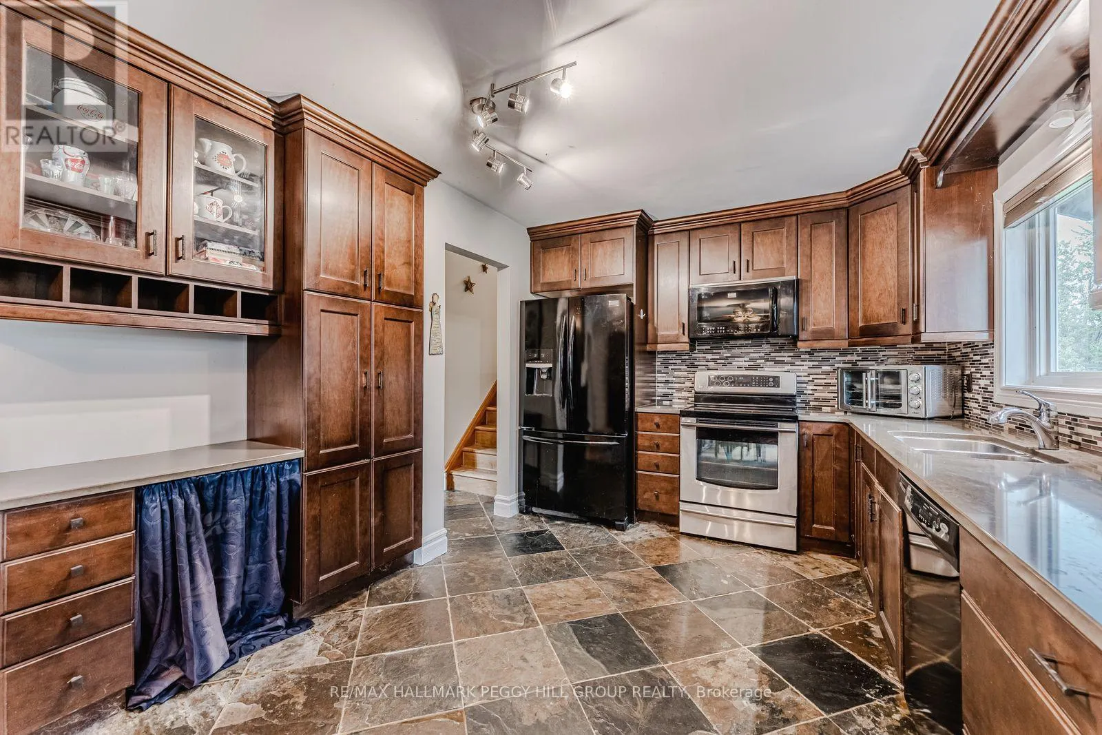 7 SANDLEWOOD TRAIL
