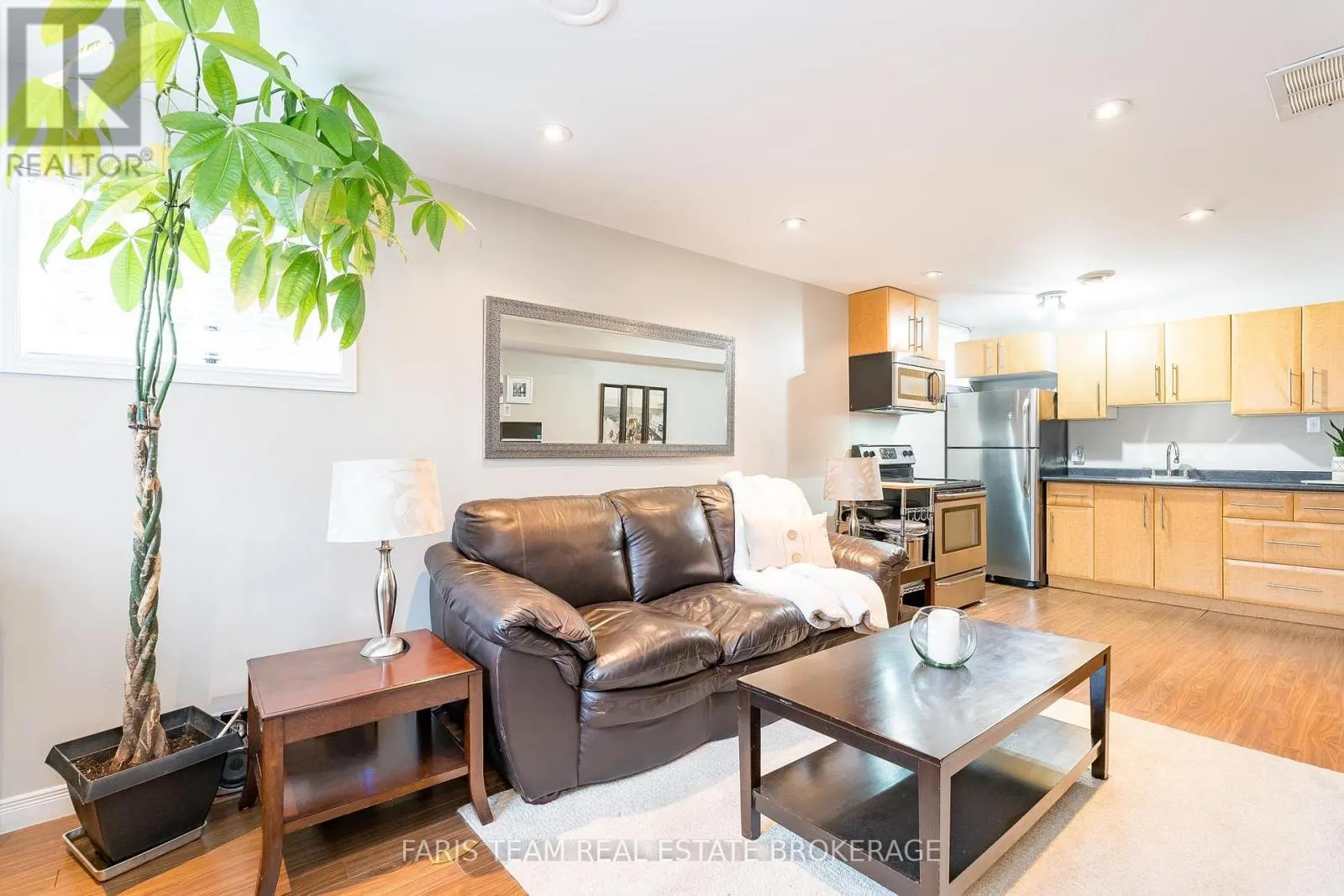 7 ROUND LEAF COURT