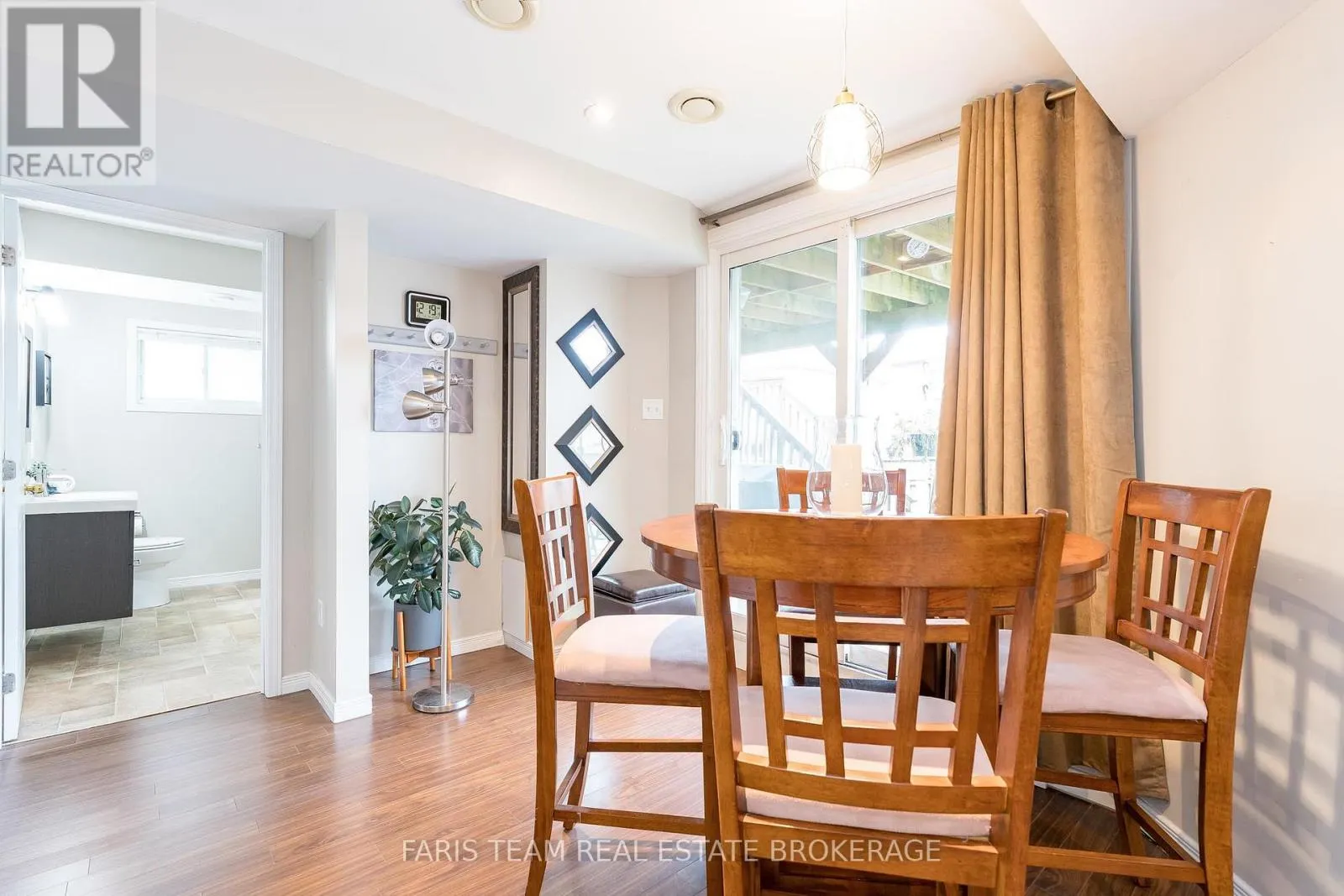 7 ROUND LEAF COURT