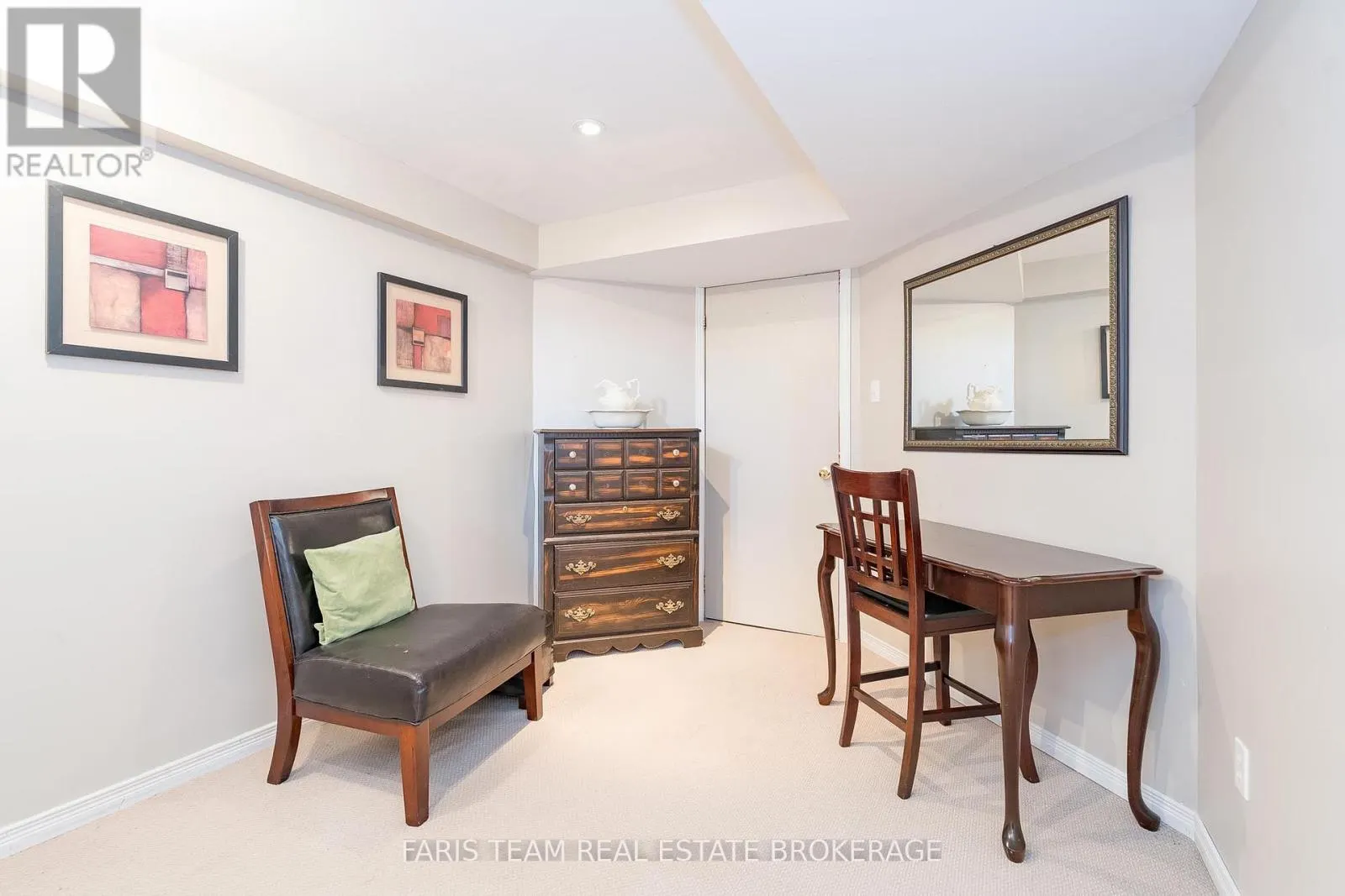 7 ROUND LEAF COURT